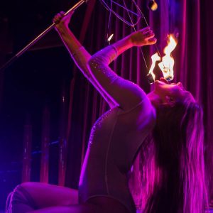 Femme cracheur de feu Buddha bar Marrakech